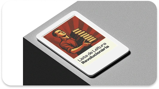 Tablet branco sobre uma superfície cinza texturizada, exibindo a capa de um e-book com uma ilustração em estilo de propaganda soviética de um homem carregando uma pilha de livros. O título "Lista de Leitura Revolucionária" está escrito na parte inferior da capa.