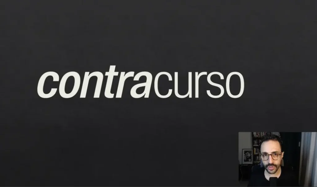Print do início de uma aula gravada do ContraCurso, com a capa do ContraCurso e no canto inferior direito, um quadrado com professor Gustavo Gaiofato apresentando a aula.