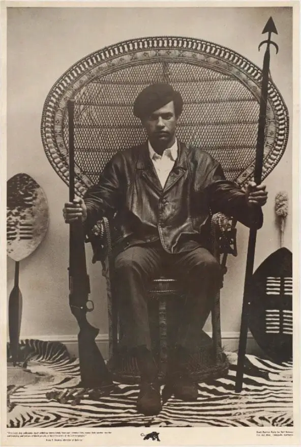 Huey P. Newton, cofundador dos Panteras Negras, sentado em uma cadeira de vime segurando uma lança africana em uma mão e um fuzil na outra, simbolizando a união entre tradição e autodefesa armada.