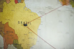 Mapa histórico do Brasil com estilo de cartografia antiga e textura de pergaminho, como capa visual para um resumo da História do Brasil.