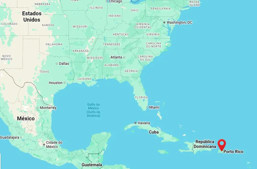 Mapa geográfico mostrando onde fica Porto Rico no Caribe. Um pin vermelho marca a ilha a leste da República Dominicana e ao sul da Flórida, Estados Unidos.