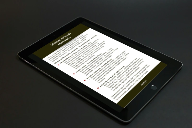 Tablet em cima de uma mesa cinza e a preview da lista de leitura de Ciclo do Ouro na tela ligada.