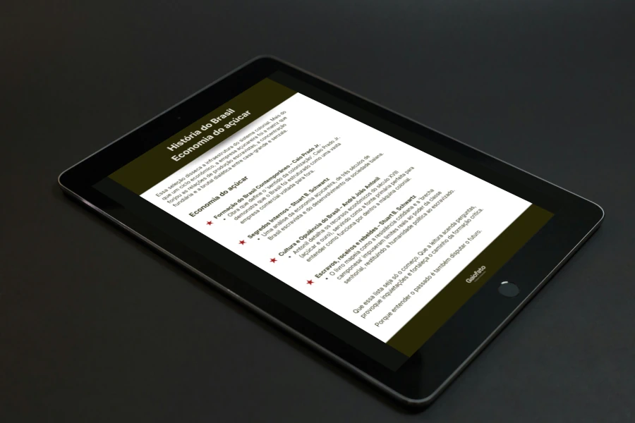 Tablet em cima de uma mesa cinza e a preview da lista de leitura de Economia do Açúcar na tela ligada, um dos materiais de história.