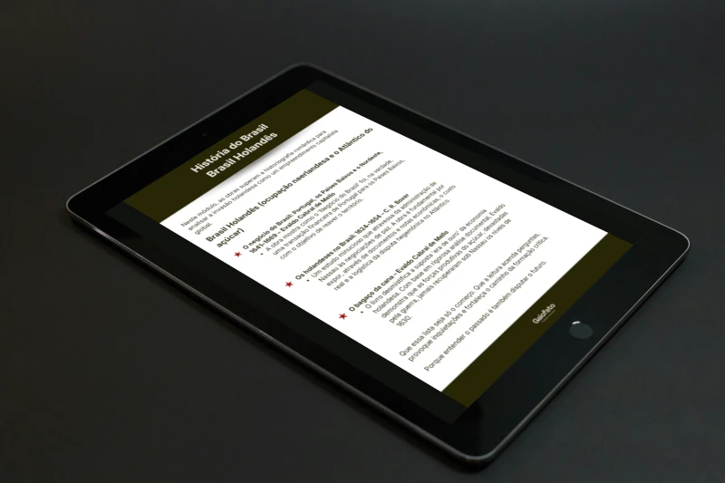 Tablet em cima de uma mesa cinza e a preview da lista de leitura de Brasil Holandês na tela ligada, mais um dos materiais de história.