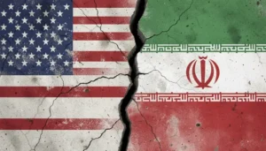 Uma imagem poderosa e simbólica que ilustra as tensões geopolíticas e o ataque ao Irã pelos EUA e Israel, apresentando uma parede de concreto rachada com as bandeiras dos Estados Unidos e do Irã pintadas em lados opostos de uma profunda divisão central. A textura áspera e as fissuras na superfície de concreto evocam conflitos, atritos e o impacto da intervenção militar. Esta representação visual impactante serve como um lembrete visual dos riscos e das consequências associados à escalada de tensões entre as duas nações.