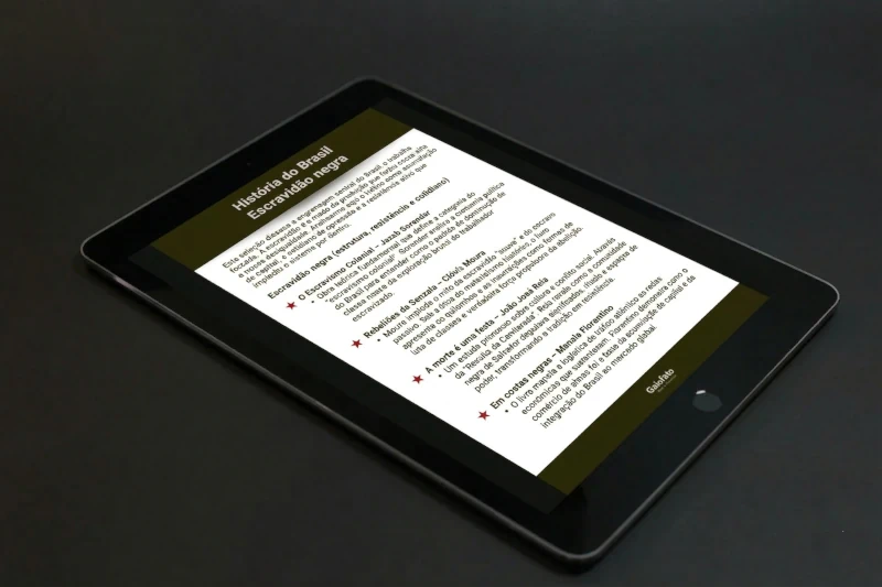 Tablet em cima de uma mesa cinza e a preview da lista de leitura de Escravidão Negra na tela ligada.