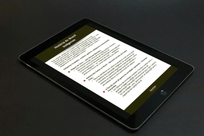 Tablet em cima de uma mesa cinza e a preview da lista de leitura sobre Indígenas na tela ligada.