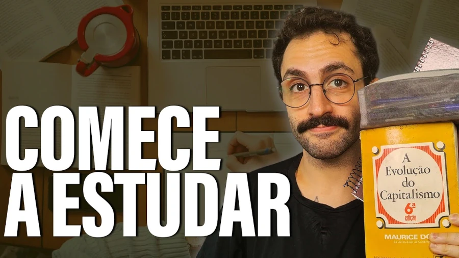 Thumbnail de um dos vídeos do Gustavo Gaiofato, com ele a frente segurando o livro "A evolução do capitalismo", a escrita "Comece a estudar" ao lado esquerdo e ao fundo uma imagem com transparência de uma pessoa escrevendo em papel a frente de um notebook aberto.