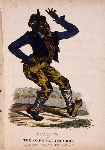 Gravura histórica colorida à mão de Thomas D. "T.D." Rice no palco, interpretando o personagem "Jim Crow". Ele está em blackface (rosto pintado de preto, dentes brancos expostos) e veste roupas extremamente esfarrapadas e gastas: uma jaqueta azul sobre um colete marrom, calças amarelas rasgadas e meias listradas. Ele está em uma pose de dança exagerada, twisted e dinâmica, com uma mão levantada. O fundo é um esboço simples de choupanas rurais. O texto abaixo diz: "MR. T. RICE AS THE ORIGINAL JIM CROW"