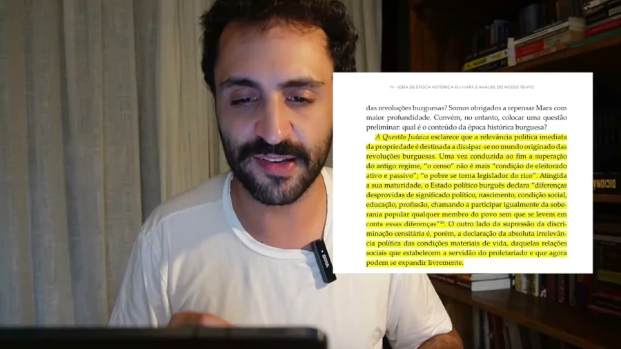 Gustavo Gaiofato fazendo a leitura guiada do Clube de Leitura, com o trecho do livro na tela e marcado em amarelo.