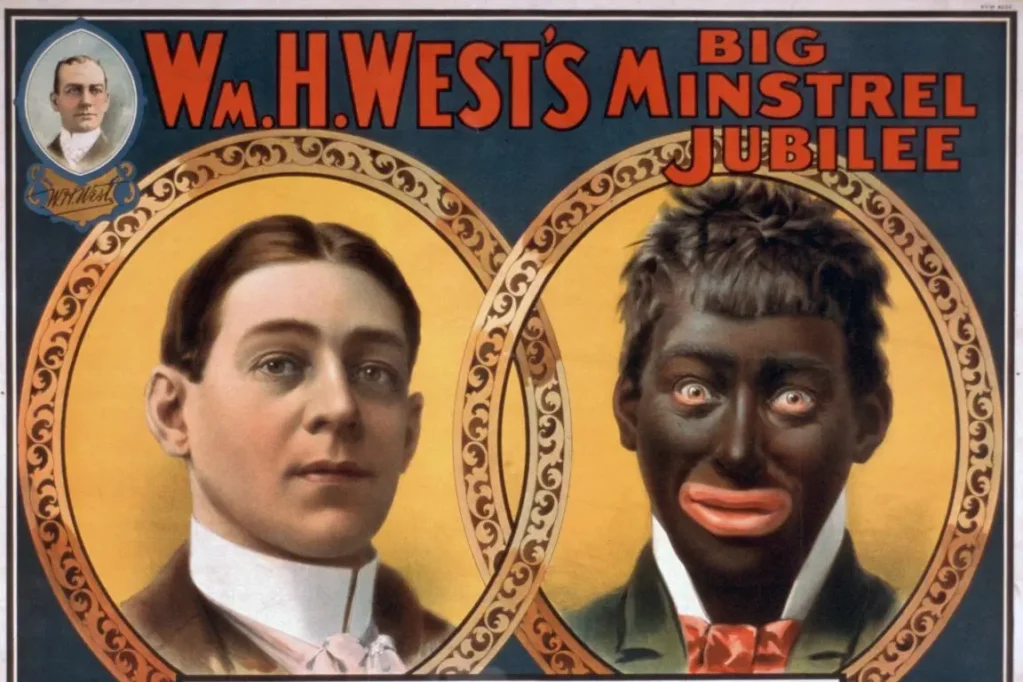 Litografia colorida de um pôster vintage de um "minstrel show". No topo, o texto diz: "WM. H. WEST'S BIG MINSTREL JUBILEE". À esquerda, um pequeno retrato fotográfico oval de William H. West. A imagem principal é composta por dois grandes círculos de ouro entrelaçados. Dentro do círculo esquerdo, há um retrato realista de William West, um jovem branco bem vestido com terno branco e gravata borboleta rosa. Dentro do círculo direito, há um retrato de West em blackface grotesco, com o rosto pintado de preto, lábios exagerados pintados de vermelho brilhante, peruca desgrenhada, vestindo um smoking com gravata borboleta branca.