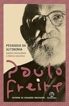 Capa do livro "Pedagogia da autonomia" de Paulo Freire, em tons de rosa claro, com a foto do educador Paulo Freire.