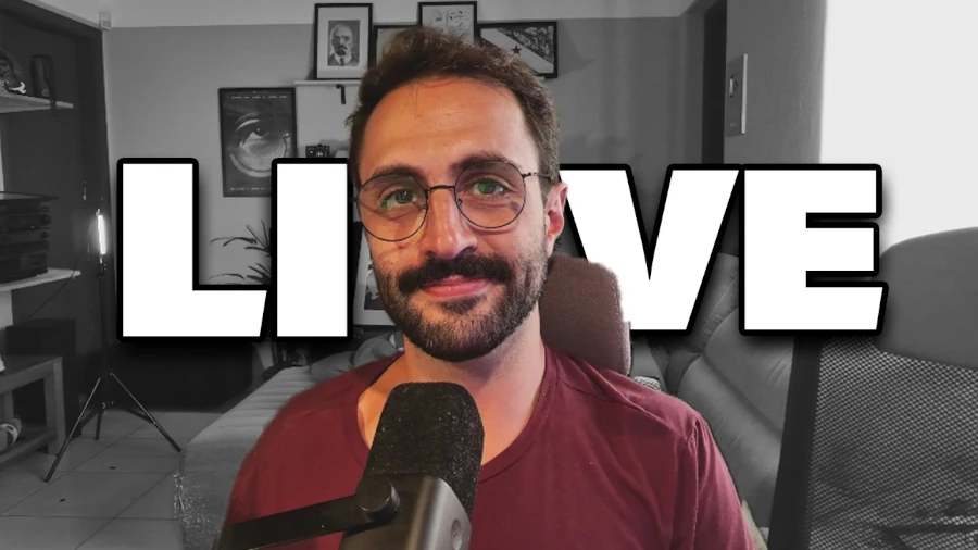 Thumbnail de lives com o professor Gustavo Gaiofato em colorido à frente, sorrindo, como uma camiseta vinho, com o cenário ao fundo em preto e branco e a escrita "Live".