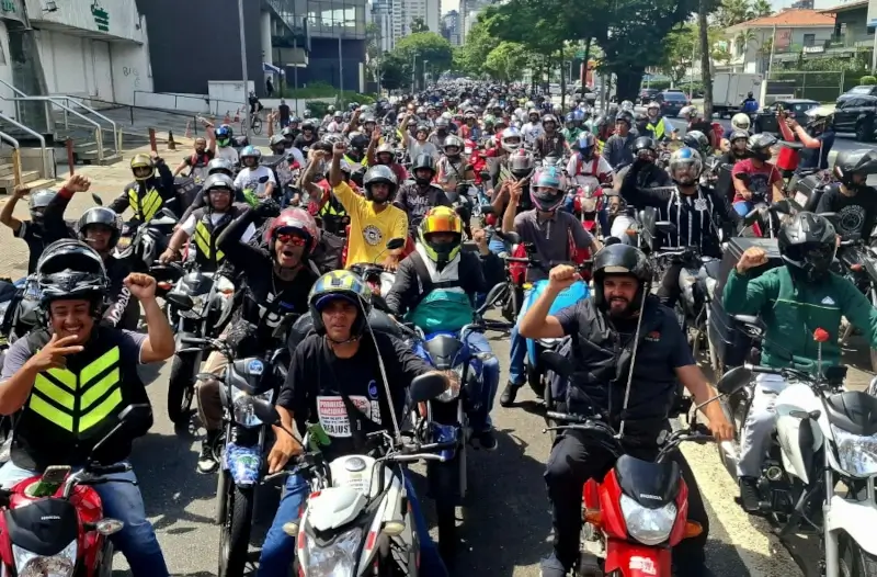 Centenas de motociclistas entregadores de aplicativos em cima de suas motos, com capacetes, em uma greve por melhores direitos na era da uberização. Foto: Brasil de Fato.