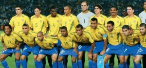 Foto clássica da seleção brasileira de 2002, mostrando 18 jogadores. A imagem representa a identificação do futebol brasileiro para com seu torcedor. Foto: Museu do Futebol