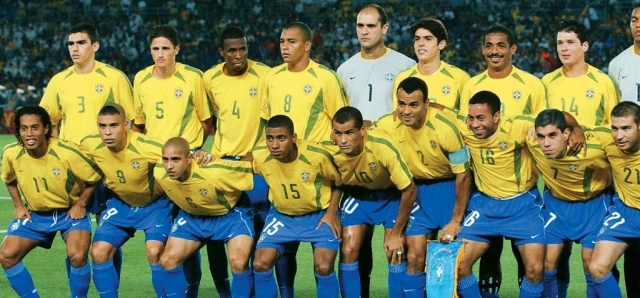 Foto clássica da seleção brasileira de 2002, mostrando 18 jogadores. A imagem representa a identificação do futebol brasileiro para com seu torcedor. Foto: Museu do Futebol