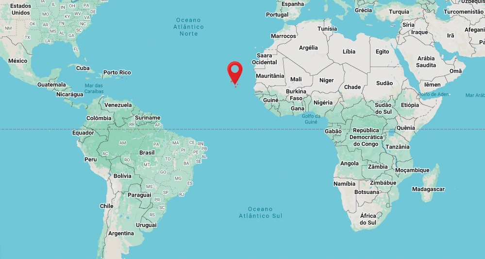 Mapa mostrando o Oceano Atlântico entre as Américas e o continente africano. Um marcador de localização vermelho indica a posição do arquipélago de Cabo Verde, situado no Oceano Atlântico Norte, a oeste da costa da África Ocidental, próximo ao Senegal e à Mauritânia.