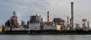 Uma grande indústria representando o que é propriedade privada dos meios de produção e a diferença entre meios de produção e bens pessoais.