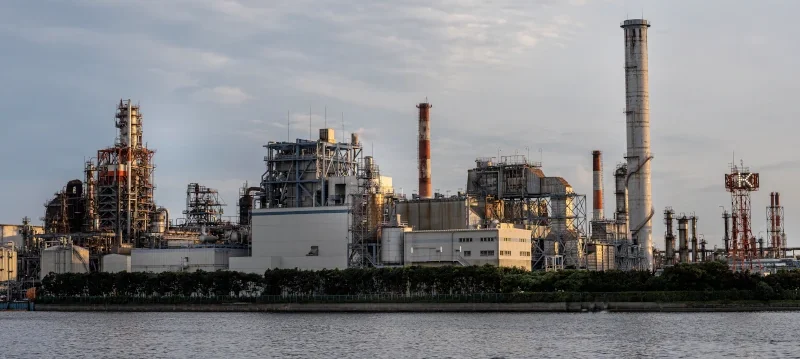 Uma grande indústria representando o que é propriedade privada dos meios de produção e a diferença entre meios de produção e bens pessoais.