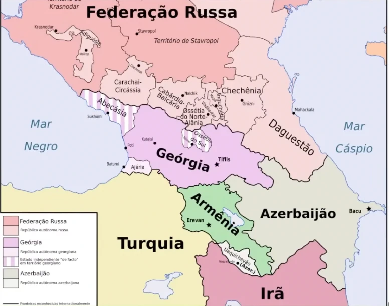 Mapa da região do Cáucaso, entre o Mar Negro e o Mar Cáspio, destacando Geórgia, Armênia, Azerbaijão e o sul da Federação Russa.