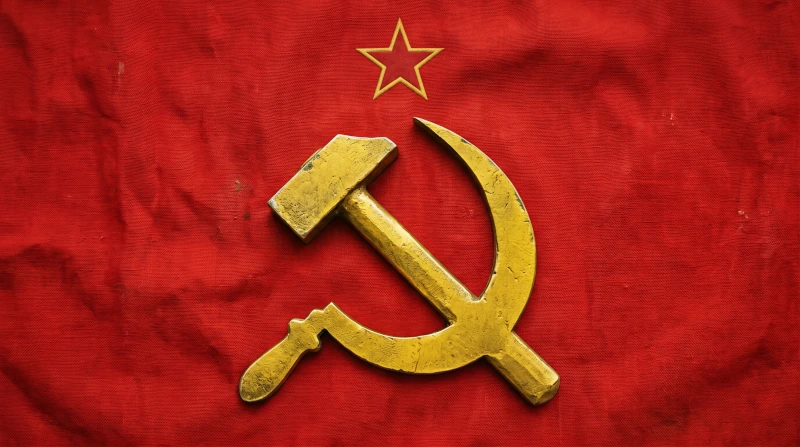 Símbolo do comunismo: a foice o martelo, no qual a foice representa os trabalhadores do campo e o martelo representa os trabalhadores da cidade. Há uma estrela acima do símbolo representando o símbolo do socialismo.