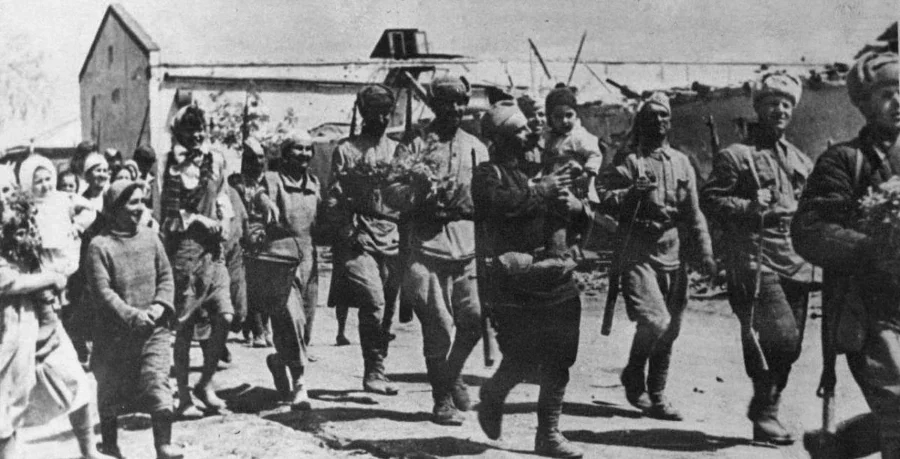 Soldados soviéticos são recebidos por civis durante a Segunda Guerra Mundial, em registro relacionado à vitória dos Aliados e ao debate sobre quem ganhou a Segunda Guerra Mundial. Fonte: NewsInfo.ru.