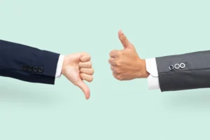 Um braço do lado esquerdo com a mão com o polegar apontado para baixo; ao lado direito está um braço com uma mão com o polegar apontado para cima. A imagem representa o que é verdade e as mentiras sobre o comunismo.
